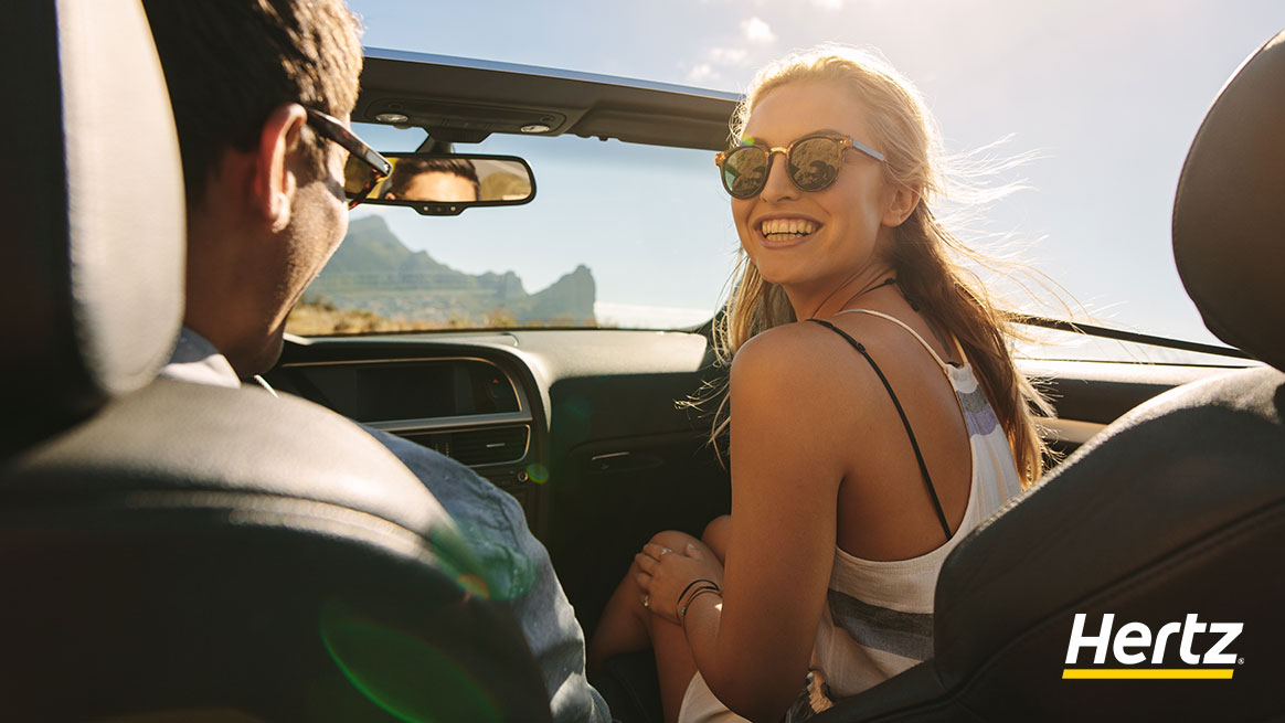 Машины для путешествий семьей. Человек в машине. Road family. Altright ride on a car in a crowd. Путешествие на машине.